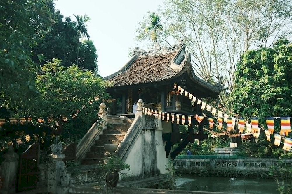 Với vị trí đắc địa ngay trung tâm thủ đô, Chùa Một Cột là điểm đến tâm linh lý tưởng cho mọi du khách khi ghé thăm Hà Nội